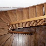 Лестницы с площадкой или забежными ступенями. фото