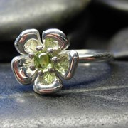 Серебряное кольцо с перидотом от WickerRing фото