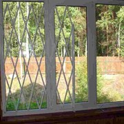 Металлические простые или раздвижные решетки на окна фото