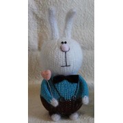 Заяц в голубой рубашке с галстуком-бабочкой - вязаная мягкая игрушка