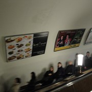 Щиты на эскалаторных сводах и переходах метро фото