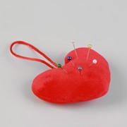 Игольница с петлёй 'Сердце', цвет красный фото