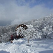 Новый год на Чатыр-Даге. В программе тура: встреча Нового года в экскурсионной пещере Эмине-Баир-Хосар, новогодний банкет на турбазе, праздничная программа с викторинами, конкурсами; экскурсии по нижнему плато Чатырдага, экскурсия в пещеру Эмине-Баир-Хоса