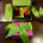 Подарочные цветы в коробке с макарунами фото