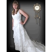 Свадебное воздушное многослойное шифоновое драпированное платье с брошью молочно-белого цвета со шлейфом фото