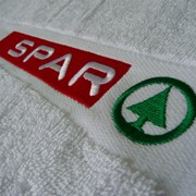 Вышивка логотипа на полотенце заказчика фото