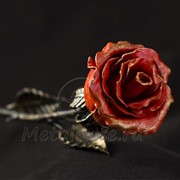 Красная кованая роза фото