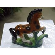 Керамическая фигурка Конь на траве