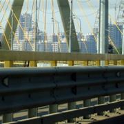 Ограждение дорожное и мостовое барьерного типа фотография