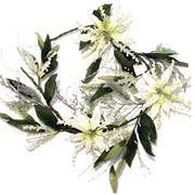 Гирлянды искусственных цветов. Гирлянда с белыми пуансеттиями. фото