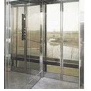 Лифты панорамные с прозрачными кабинами фотография