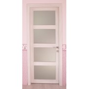 Дверь межкомнатная розовая со стеклянными вставками фотография