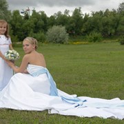 Дизайн и пошив уникальных свадебных платьев, изготовление и подбор эксклюзивных аксессуаров фотография