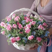 Букет тюльпанов в корзине фотография