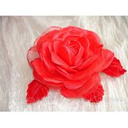 Искусственный цветок из ткани «Роза алая» фотография