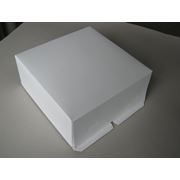 Упаковка для тортов белая с гофро дном для заказных тортов фотография