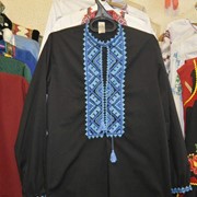 Сорочка мужская из черной сорочечной ткани, вышивка машинная сине-голубая фото