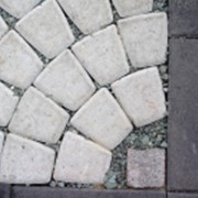 Тротуарная плита и бортовые камни фото
