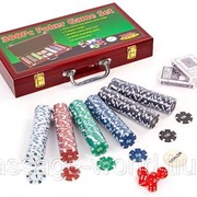 Набор для покера в деревянном кейсе (300 фишек с номиналом, 2 кол.карт,5куб) фото
