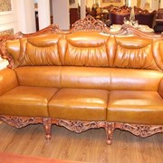 Кожаный диван в классическом стиле из дуба. фото