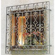Решетки на окна и двери защитные металлические фотография