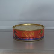Рыбные консервы Сом в томатном соусе красный фотография