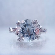 Серебряное кольцо с белым топазом фото