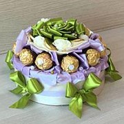 Декорированная коробка (торт) с печеньем зеленый фотография