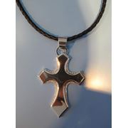 Крест серебряный на кожаном плетеном шнурке фото