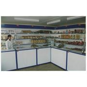 Продуктовый магазин оборудованный металлическими стеллажами и прилавками из ЛДСП фотография