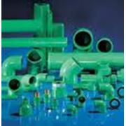 Пластиковые канализационные из поливинилхлорида и водопроводные из полипропилена трубы по германской технологии. фотография