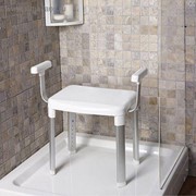 Стул-кресло с подлокотниками для ванной фотография