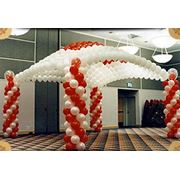 Оформление выставок праздников выстовочных стендов воздушными шарами. фото