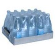 Упаковка ПЭТ бутылок с минеральной водой фото