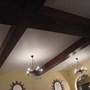 Натяжной потолок между балок фото