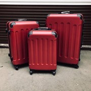Дорожный противоударный чемодан с колесами 55 х 40 х 20 см темно-красный фотография