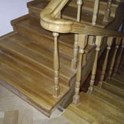 Перила, поручни деревянные, Лестницы деревянные, деревянные лестницы на заказ, Резные столбы и балясины, лестничные ограждения. фото