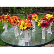 Живые цветы на столы для гостей. Оформление свадьбы Алматы. фотография