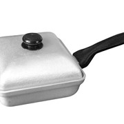 Квадратная алюминиевая сковорода–гриль с пластмассовой ручкой и крышкой. фото