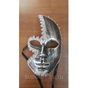Серебристая венецианская маска украшенная кружевом фотография