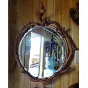 Оригинальные зеркала с обрамлением из можжевельника. фотография