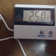 Термометр электронный дома показывает уличную температуру