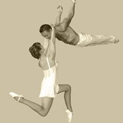 Артисты цирка-воздушные гимнасты на ремнях фото