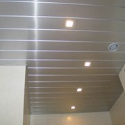 Реечный подвесной потолок фото