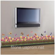 Стикер на стену - деревенский заборчик с тюльпанами и бабочками фото