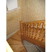 Деревянная лестница из сосны с забежными ступенями 180гр., с подступенными фото