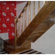 Деревянная лестница из сосны с поворотом 90гр., с подступенными фото