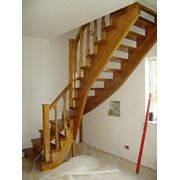 Деревянная лестница из сосны с забежными ступенями 90гр. фото