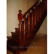 Деревянная лестница из сосны прямая с подступенными фотография