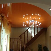 Натяжной цветной лаковый потолок фото